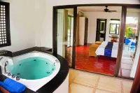 Out of the Blue Resort - Hot Tub