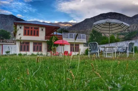 Chitral Guest House Отели в г. Читрал