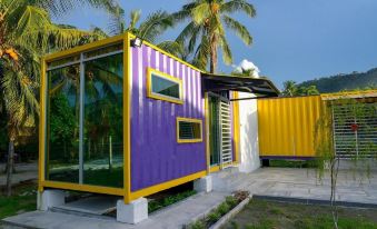 Yellow Cube at Lumut Cube Homestay Kontena