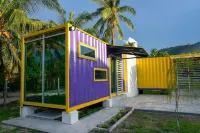 Yellow Cube at Lumut Cube Homestay Kontena