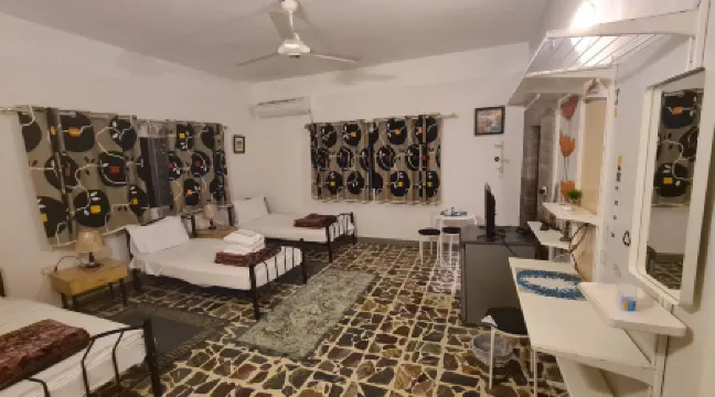 哈德良之門酒店