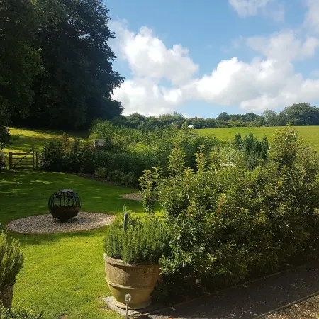 Hurtwood Hotel Отели рядом с достопримечательностью «Парк Сток»