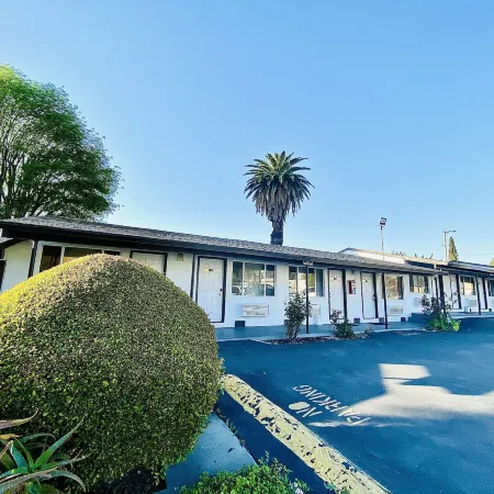 Casa Blanca Inn & Suites