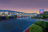 Motel 6 Russellville, AR