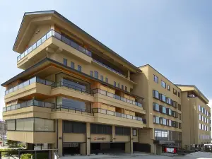 Top 6 Four-Star Hotels in Shimotakai District