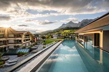 Die HOCHKÖNIGIN - Mountain Resort Отели в г. Динтен