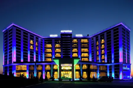 Grand Altuntas Hotel Отели рядом с достопримечательностью «Аксарайский университет»