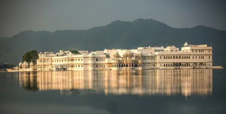 Taj Lake Palace Udaipur Отели рядом с достопримечательностью «Джагдиш Темпл»