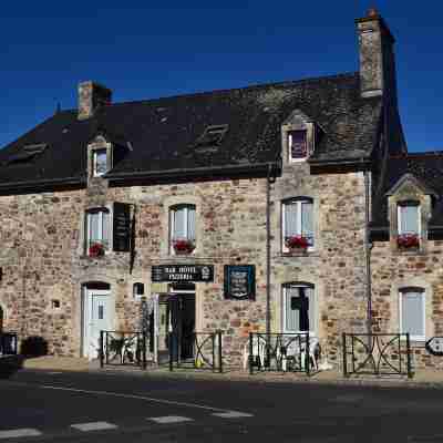 Auberge de la vallée de la Douve Hotel Exterior