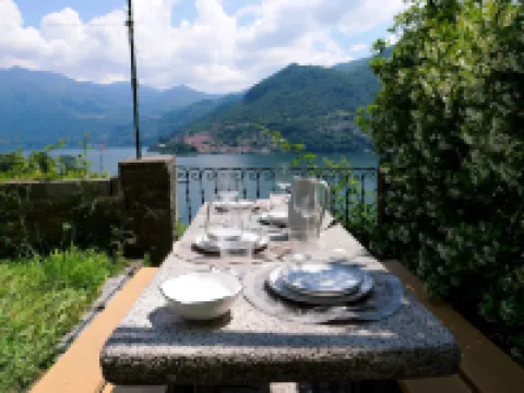 Up & up - by Myhomeincomo Hotels in Moltrasio