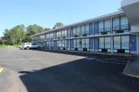 Motel 6 Cleveland, TN - parking