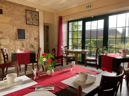 Auberge du Porche Отели рядом с достопримечательностью «Villa gallo-romaine»