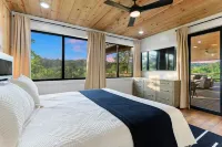 Luxury Retreat in Broken Bow w Forest Views Hôtels à : McCurtain County
