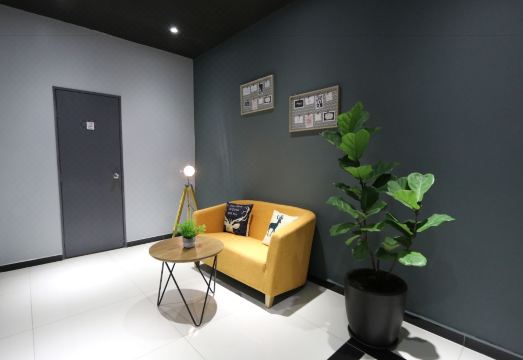 2. 호텔 99 스리..