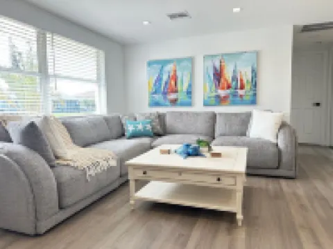 Charming 3-bedroom house with WiFi, AC in enjoyable Venice