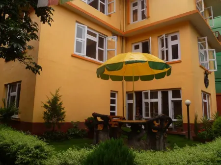 Andes House Отели рядом с достопримечательностью «Храм Сваямбунатх»