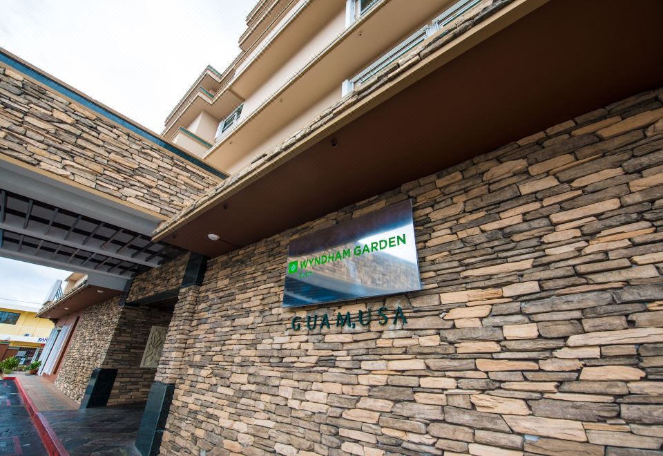 윈덤 가든 괌의 야외 수영장