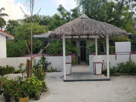 Alkina Lodge Отели рядом с достопримечательностью «Fulidhoo Island»