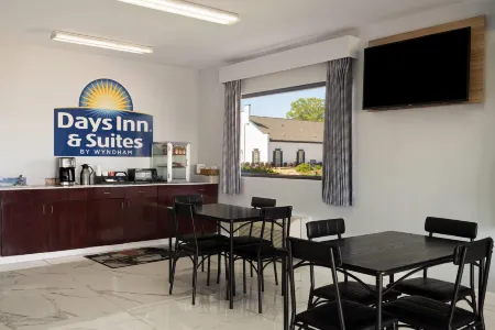 Days Inn & Suites by Wyndham Byram Отели в г. Терри