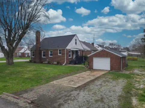 Touchdown Bungalow: Charming HOF Village Home