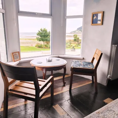 Mourne Mountain Art Apartments - parking