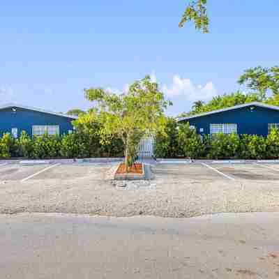 The Yellow Submarine @Sailboat Bend Hotel Exterior