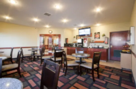 Foxwood Inn & Suites Drayton Valley Hotels in Drayton Valley