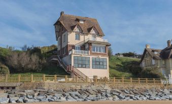 The Benervilloise Villa With its Feet in the Water