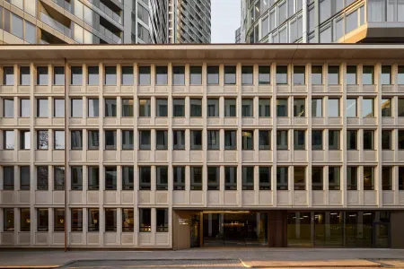 Kimpton Main Frankfurt Отели рядом с достопримечательностью «Taunusturm»