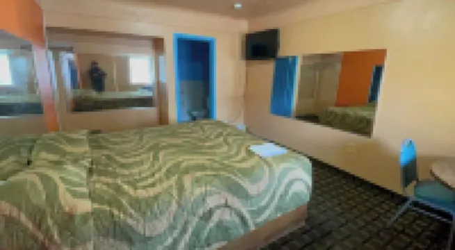 Deluxe Inn Motel