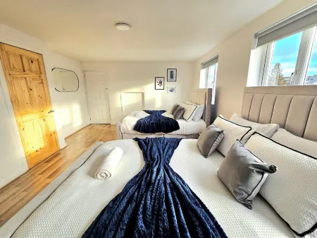 Spacious Haven with Free Parking Отели рядом с достопримечательностью «Burnside Blairbeth Church»