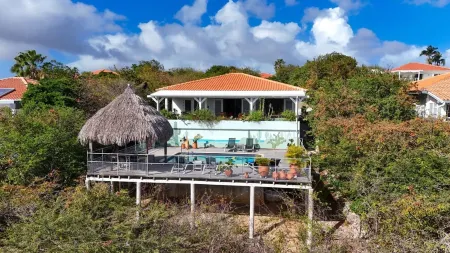 Coral Vista Ocean View Pool Paradise Отели рядом с достопримечательностью «Cas Abao Beach»