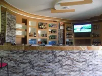 Deluxe Hotel - Ishaka Hotels in Igara