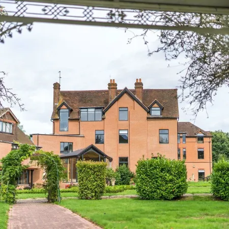 Guildford Manor Hotel & Spa Отели рядом с достопримечательностью «Университет Суррей»