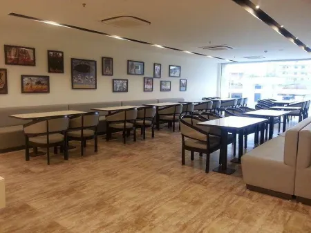 Ambar Sarovar Portico Отели в г. Гандхидхам