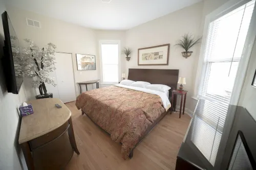 Large, Exquisitely Decorated in Heart of East Lakeview Near Wrigley & Lakefront