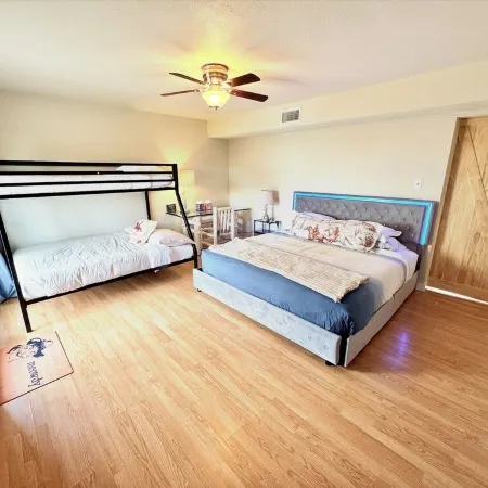 Loft w/ Big Pool, Huge Backyard, Fire Pit, PingPong, Pool Table,