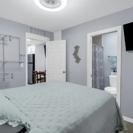 Cozy Modern Studio Getaway in Pinellas Park
