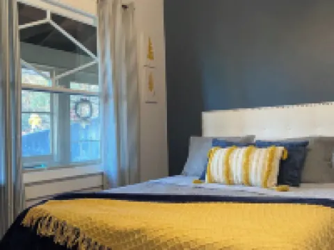 Bird's Eye View- Bungalow with Screened-in Porch and Fireplace Hotels in Orange County