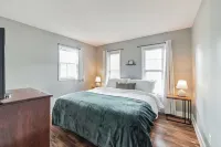 Cozy home centrally located to historical old-town leesburg w/ HotTub & Firepit!