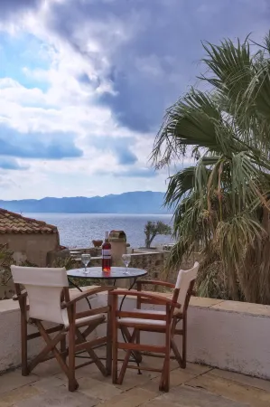 Menexes Suites Monemvasia Отели в г. Monemvasia