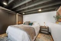 Cozy 1-bedroom loft apartment with AC and WiFi in charming Wabash Hotels in Wabash