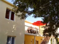 Apartments Štrbić فنادق في Lisicic