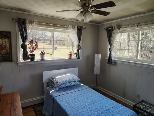 Charming 2-bedroom country house with AC, WiFi in Lenoir