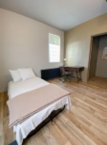 Modern meets historic charm! Unique stay in historic little town on the prairie โรงแรมใน