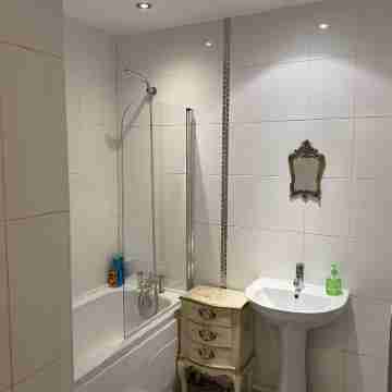 Beautiful Town Centre Apartment with River Terrace Rooms