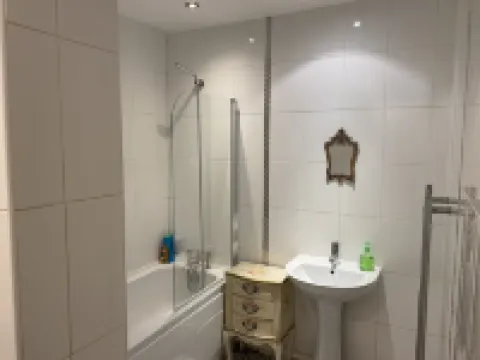 Beautiful Town Centre Apartment with River Terrace