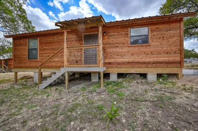Rustic Cabin with Firepit and Grill - 10 Mins to Main St Hotels in Gillespie County