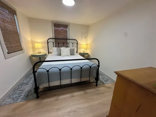 Little Blue Cottage - Charming 1-bedroom cottage in Kirksville