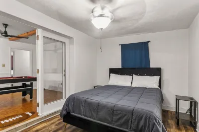 3 Miles from Campus and 1 mile from downtown Tuscaloosa!
